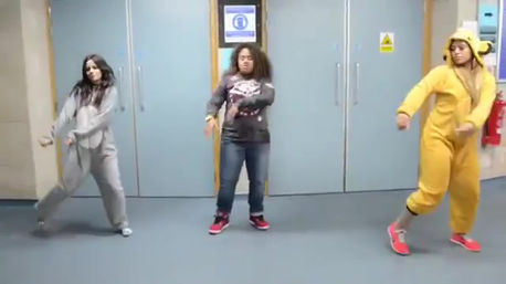 Camila y Dinah bailando